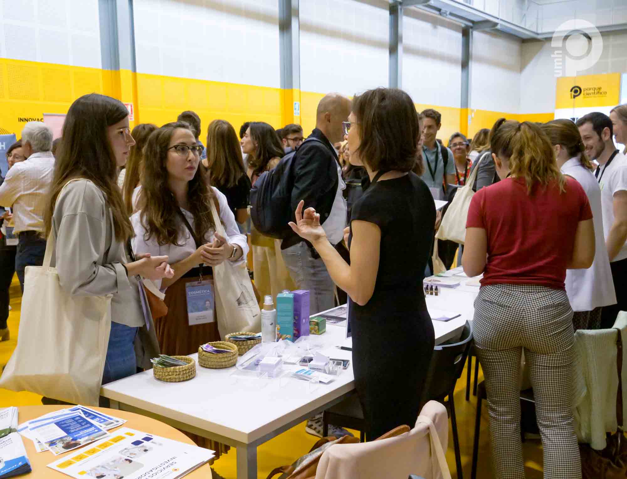 Estefanía Hurtado atendiendo a los asistentes desde el stand de Mamanecõ