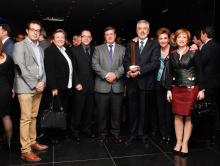 Emxys, del PCUMH, recoge su galardón en la entrega de los “Premios Importantes” del diario Información