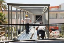 Continúan las obras de la pasarela que conecta los edificios Quórum III y Quórum IV