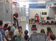 Un grupo de escolar visita las instalaciones de la Nau de la Innovació