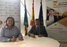 Esta colaboración entre ambas instituciones nace con la finalidad de promocionar el aprendizaje de inglés y valenciano entre sus colegiados y asociados