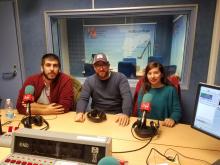 Los técnicos de Comunicación del PCUMH Paco Hernaiz y María Comín junto al CEO de Travelest (en el centro)