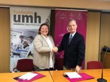 A la firma han asistido la directora-gerente de la FUMH, Tonia Salinas, y el presidente de COITIA, Antonio Martínez-Canales