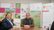 El director general de Agrotecnología, Enrique Riquelme, y la directora-gerente del PCUMH, Tonia Salinas, han sido los encargados de suscribir este acuerdo hoy lunes, 13 de mayo, en las instalaciones de la empresa en Orihuela.