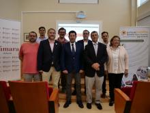 El presidente de la Cámara de Comercio de Orihuela, Mario Antonio Martínez, y el rector en funciones de la Universidad Miguel Hernández (UMH) de Elche, Jesús Pastor, han sido los encargados de suscribir este convenio.