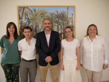 Los promotores de la spin-off Onward Fashion Services junto a la vicerrectora de Transferencia e Intercambio de Conocimiento, María José López, y la directora-gerente del Parque Científico de la UMH, Tonia Salinas