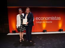 La directora-gerente del Parque Científico de la UMH, Tonia Salinas, fue la encargada de recoger este premio en la gala