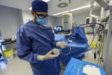 Los componentes externos quedan aislados y protegidos, mejorando la seguridad y evitando el movimiento y posibles infecciones relacionadas con el uso de dispositivos intravasculares (Fotografía: Antonio Amorós)