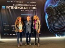 Beatriz Picazo y María José Martínez junto a Pedro Pernías en el Congreso de Inteligencia Artificial de Alicante