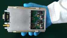 El equipo electrónico diseñado por Emxys e instalado en el satélite español implementa un avanzado transceptor de radio en banda UHF capaz de reconfigurarse remotamente