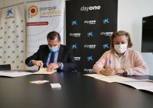 Felipe Pulido, de CaixaBank, y Tonia Salinas, de la Fundación UMH