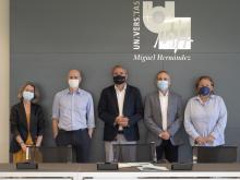 El equipo de Lavel, la vicerrectora de Transferencia e Intercambio de Conocimiento de la UMH y la directora-gerente del PCUMH