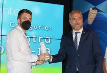 El cofundador de 3DFils, Pablo Valero, recibe el premio de manos del rector de la UMH, Juan José Ruiz