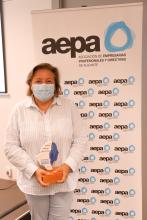 Tonia Salinas, directora-gerente de la Fundación UMH, recoge el "Sello de Igualdad" de AEPA