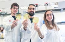 El equipo de Oscillum sujetando la etiqueta inteligente