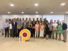 Los ganadores de la 11ª Maratón UMH han sido los proyectos Blockiure, Laüd Recycled, Influyeros, Anum, Cétery IA, TeleFinanzia Scoring y Genoa Denim. En lo referente al programa Santander Explorer en su sede de la UMH, ha resultado galardonado el proyecto Marbyt.