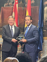 Ximo Puig entrega la distinción a Ezequiel Sánchez