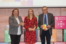 La directora-gerente del Parque Científico de la UMH entregó este reconocimiento a Diego Maciá y Raquel Rosique, como presidente-fundador y presidenta actual respectivamente, en la Fundació de L´Esport Il-licitá.