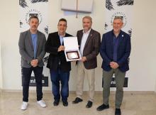 El rector de la UMH, Juan José Ruíz, recibiendo la distinción. Foto: UMH