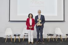 El CEO de Emxys, José Antonio Carrasco, recogiendo el premio