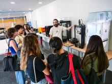 Durante el taller, el experto en diseño de joyas 3D y responsable del Laboratorio de Prototipado del PCUMH, Álvaro Alhama, ha sido el encargado de explicar el proceso de fabricación y los materiales necesarios para llevar a cabo la actividad.