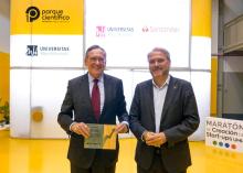 El presidente de Santander Universidades, Matías Rodríguez; y el rector de la Universidad Miguel Hernández, Juan José Ruiz